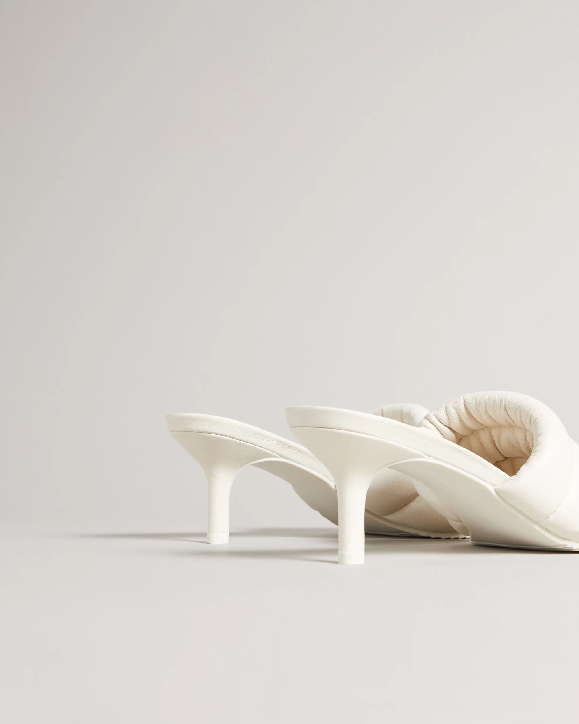 Ted Baker Lyna Ιβουάρ Δερμάτινα Mules με Λεπτό Τακούνι - Image 4