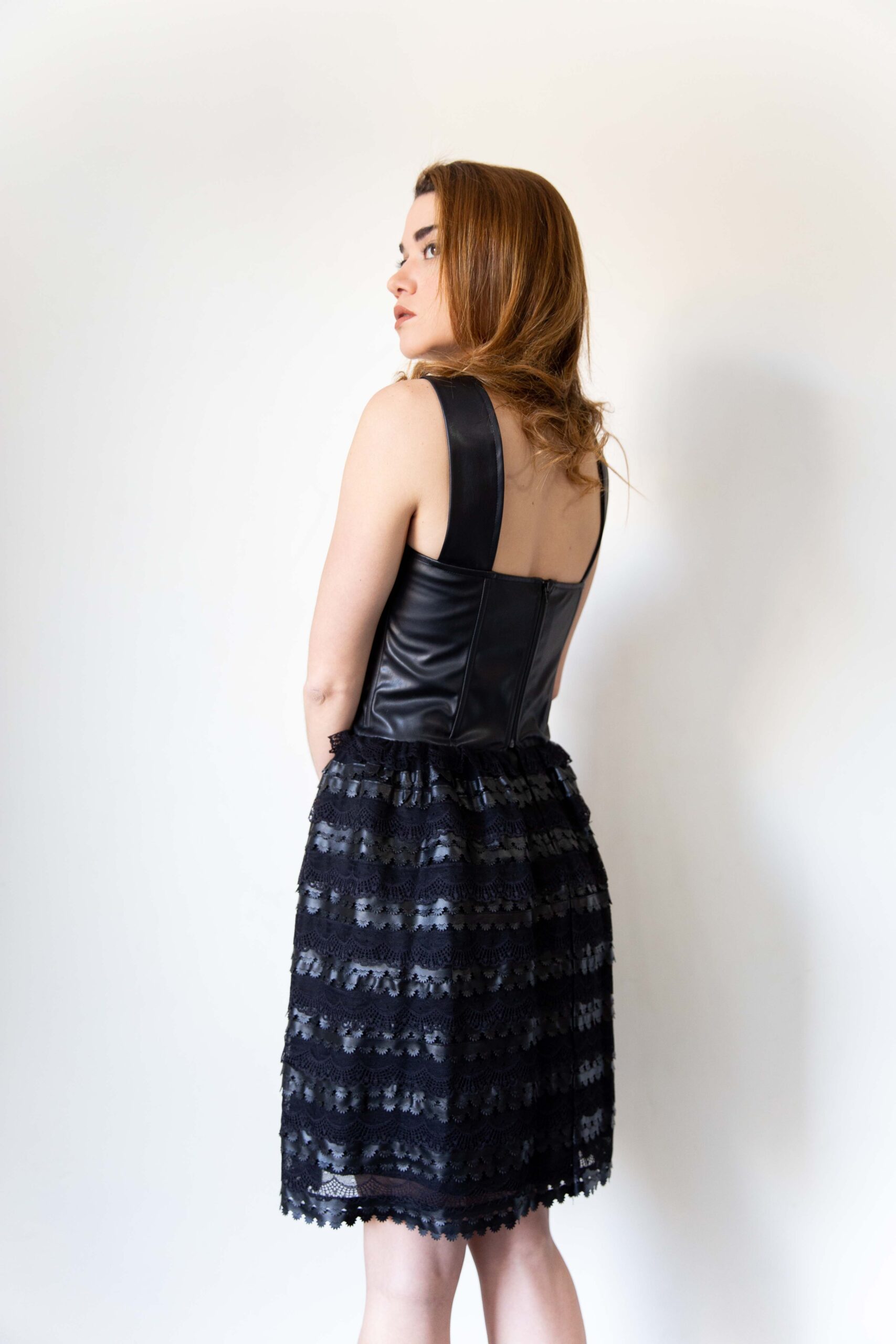 C. Manolo Μαύρο Mini Δερματίνη Φόρεμα με φαρδιά ράντα - Image 4