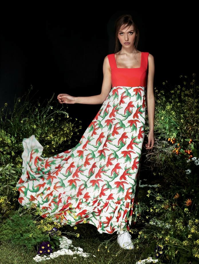 C. Manolo Maxi Εμπριμέ Φόρεμα με λευκή βάση και κόκκινα σχέδια