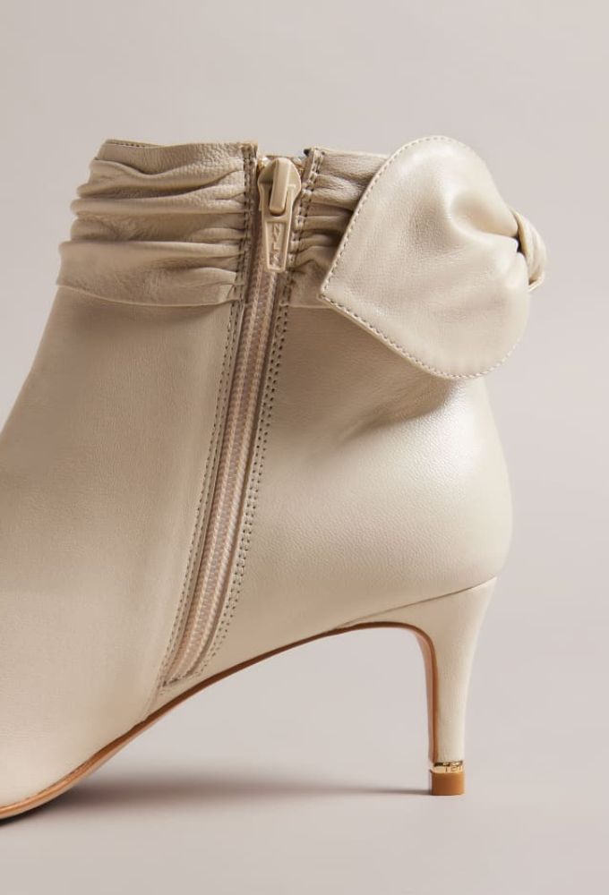 Ted Baker Μποτάκια Δερμάτινα Ιβουάρ με Λεπτομέρεια Φιόγκο - Image 3