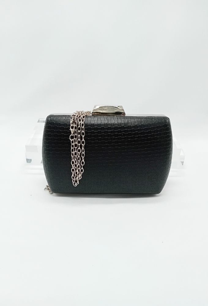 4QUEENS Mαύρο Clutch Τσαντάκι με Ασημί Αλυσίδα - Image 2