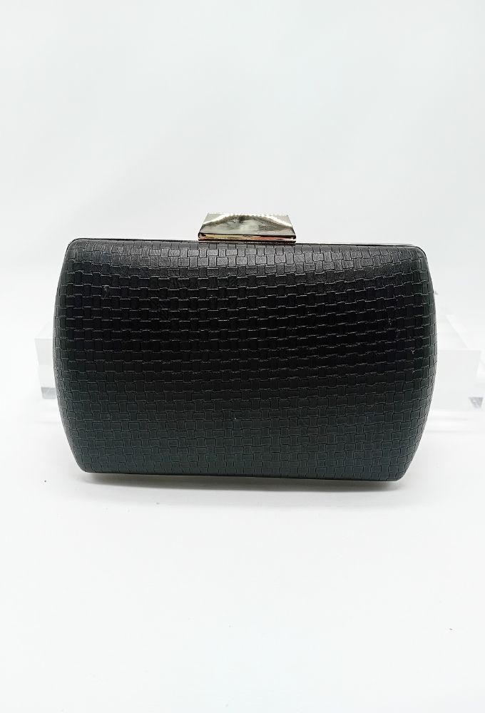 4QUEENS Mαύρο Clutch Τσαντάκι με Ασημί Αλυσίδα - Image 4