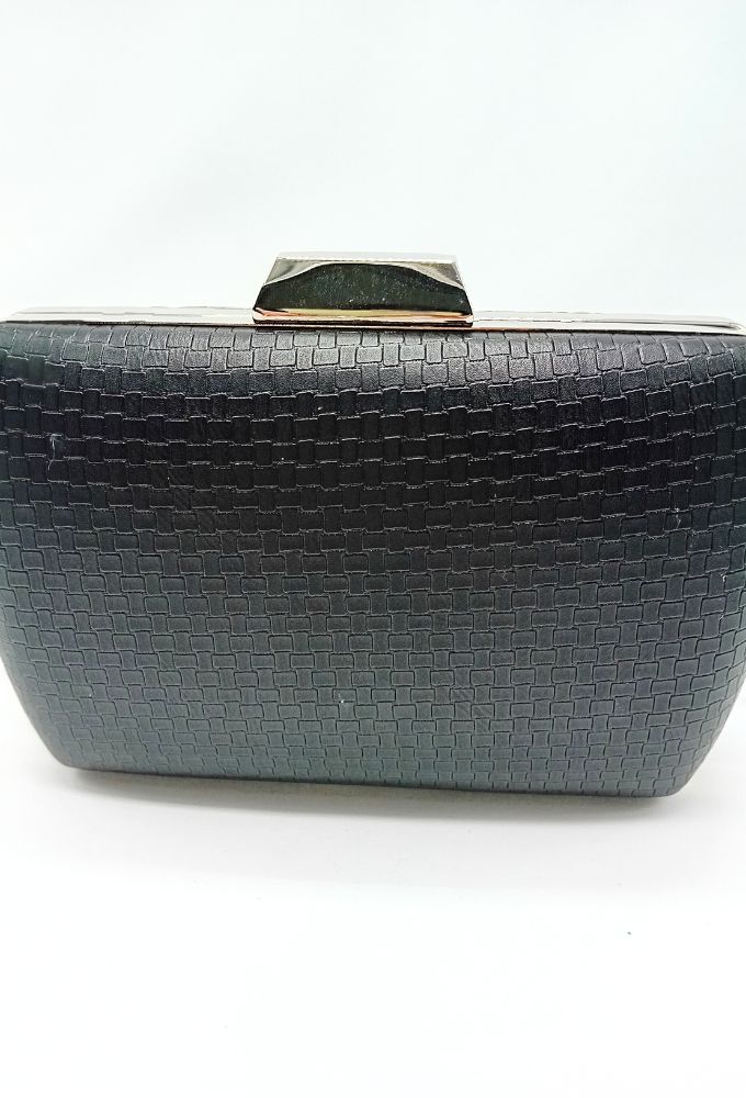 4QUEENS Mαύρο Clutch Τσαντάκι με Ασημί Αλυσίδα - Image 5