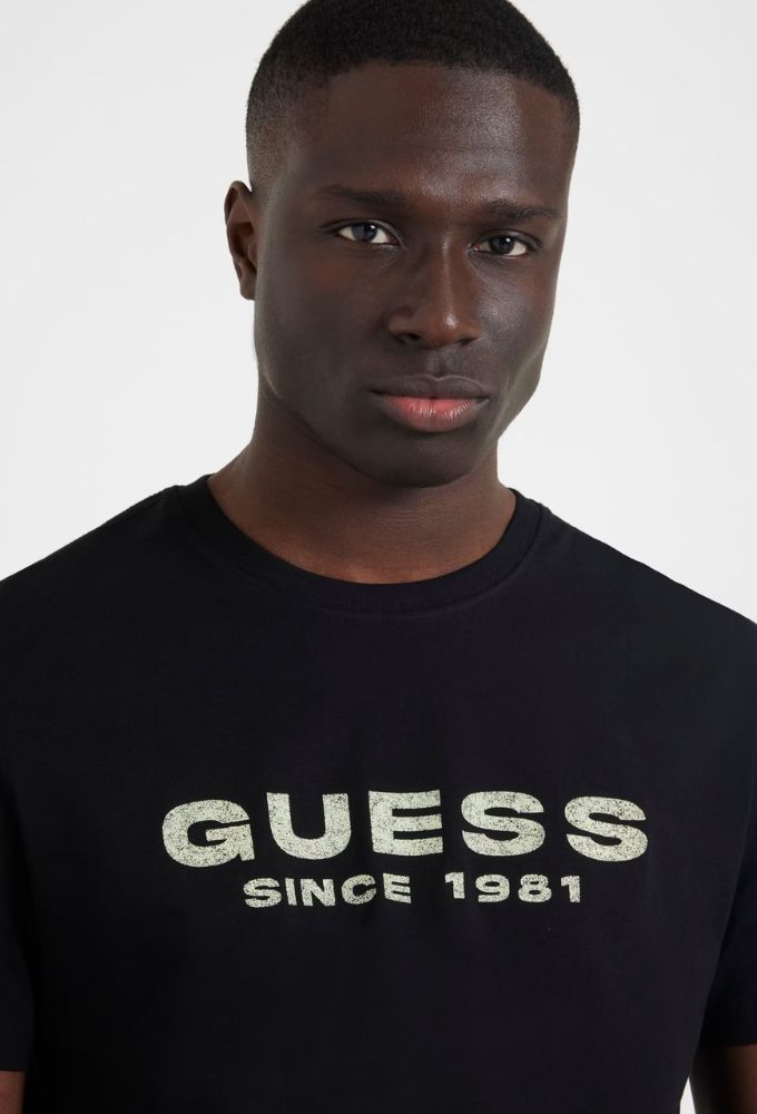 Guess Ανδρικό T-shirt Mαύρο με Τριγωνικό Λογότυπο Μπροστά - Image 2