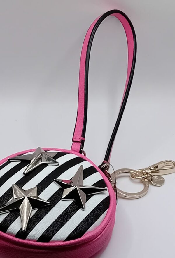 Guess Μπρελόκ Φούξια με Ρίγες Ασπρόμαυρες Ρίγες και Μεταλλικά Αστέρια