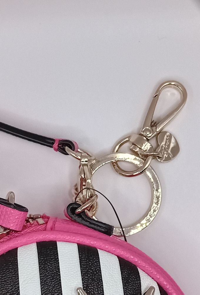 Guess Μπρελόκ Φούξια με Ρίγες Ασπρόμαυρες Ρίγες και Μεταλλικά Αστέρια - Image 5