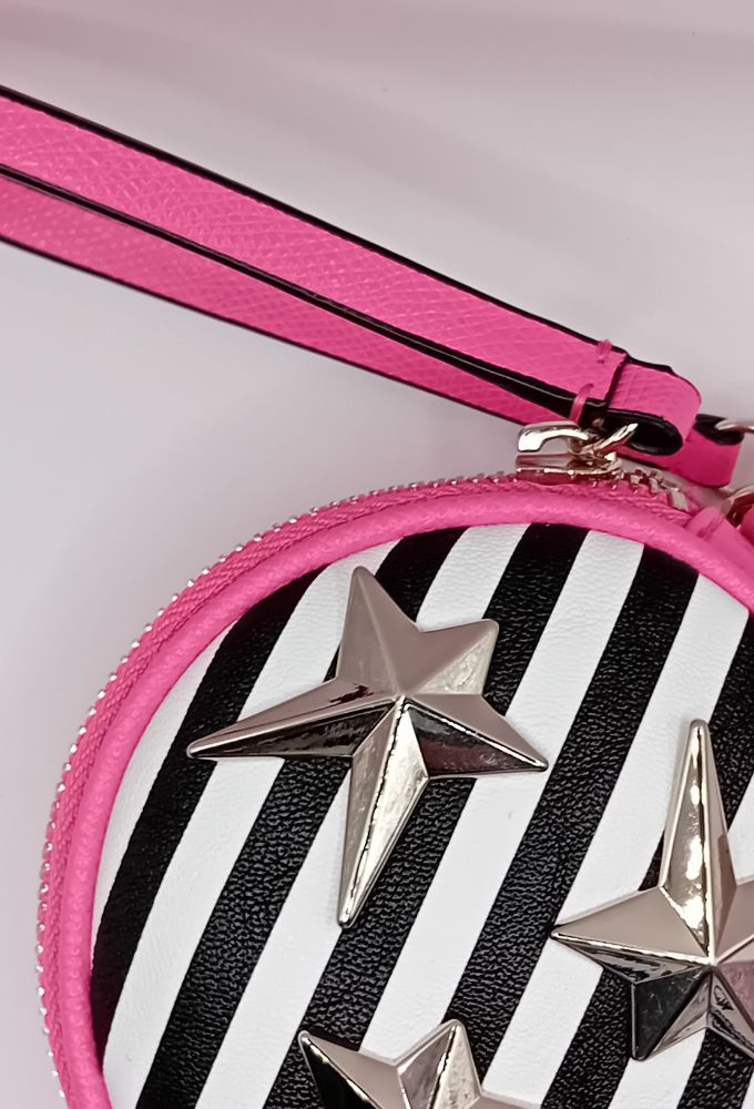 Guess Μπρελόκ Φούξια με Ρίγες Ασπρόμαυρες Ρίγες και Μεταλλικά Αστέρια - Image 4