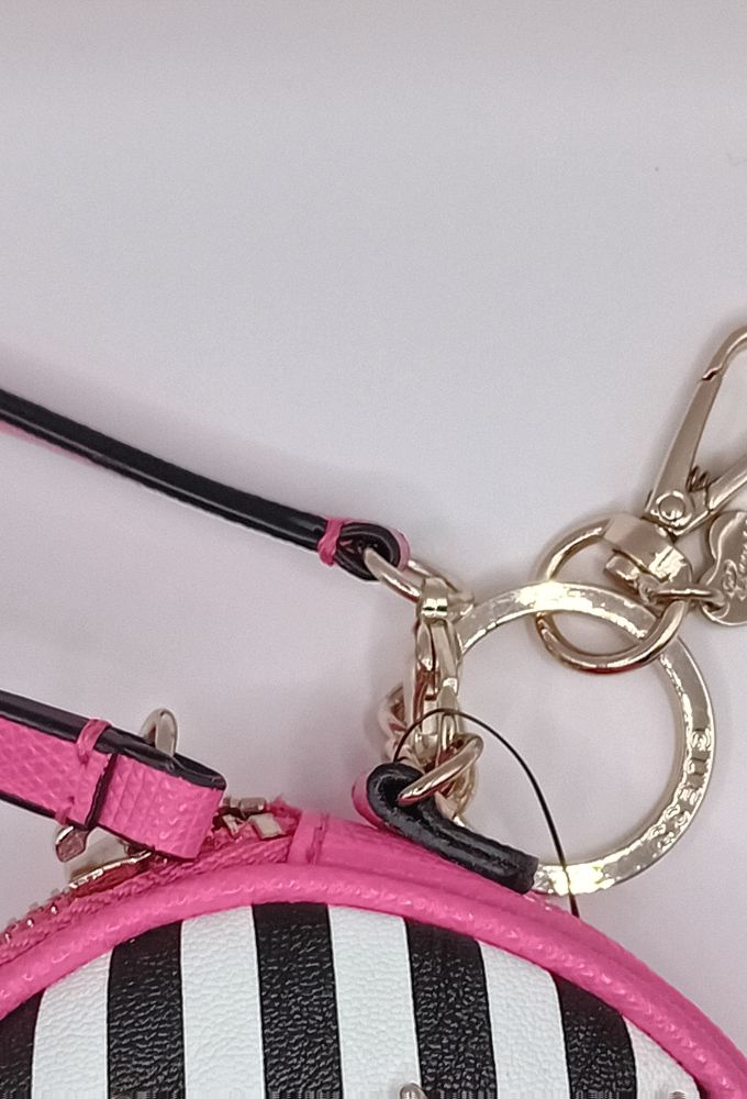 Guess Μπρελόκ Φούξια με Ρίγες Ασπρόμαυρες Ρίγες και Μεταλλικά Αστέρια - Image 3