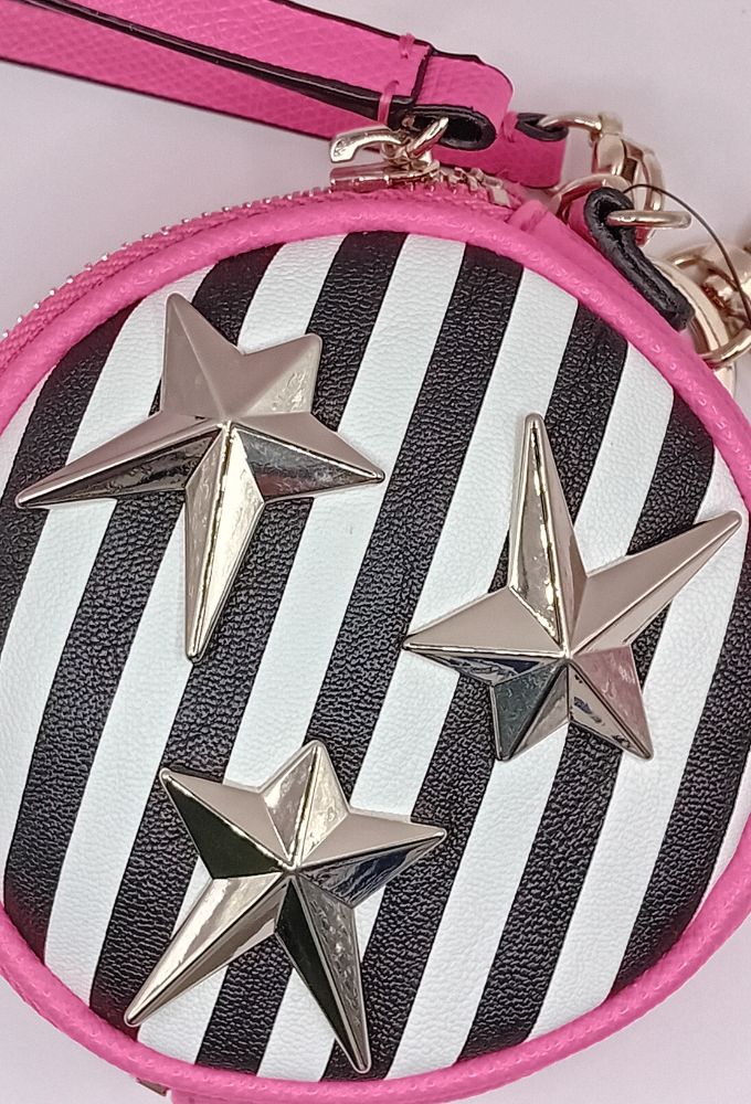 Guess Μπρελόκ Φούξια με Ρίγες Ασπρόμαυρες Ρίγες και Μεταλλικά Αστέρια - Image 2