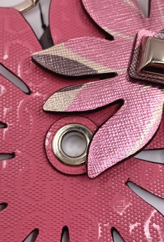 Guess Μπρελόκ Με Λουλούδια Ροζ Εμπριμέ - Image 3