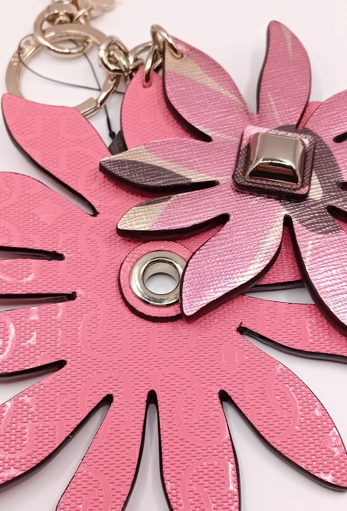 Guess Μπρελόκ Με Λουλούδια Ροζ Εμπριμέ - Image 2